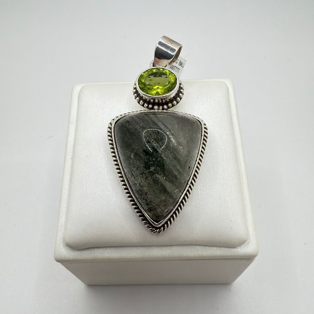 NWT Monster Fluorite and Peridot statement pendant‎ in Bali sterling silver!